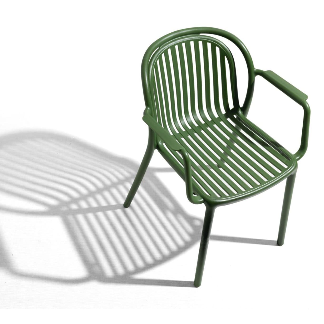 Modern green plastic chair with armrests for outdoor use – stackable, durable and ideal for terrace, HORECA and garden spaces